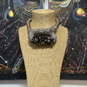 Collar con piedras oscuras