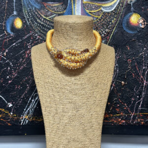 Collar dorado con adornos marrones