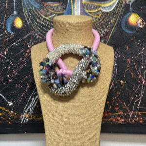 Collar rosado con piedras de colores y detalles en plateado.