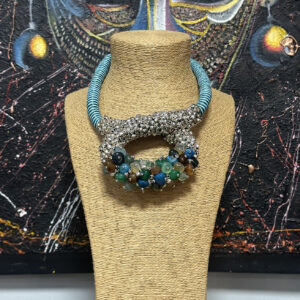 Collar turquesa con piedras en tonalidades azules.