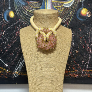Collar amarillo con piedras rosadas.