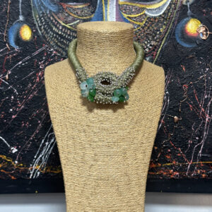 Collar verde con adornos color esmeralda