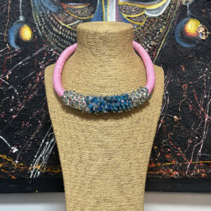 Collar rosado con piedras azules.