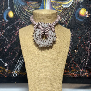 Collar rosado con marrón