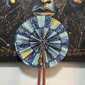 Abanico azul con diseños dorados.