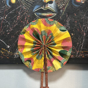 Abanico amarillo con diseños