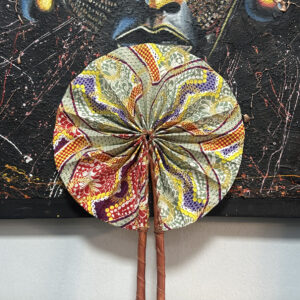 Abanico con diseños verde, amarillos, rojos, azules y amarillos.