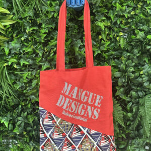 Bolso rojo con detalles en blanco y azul.