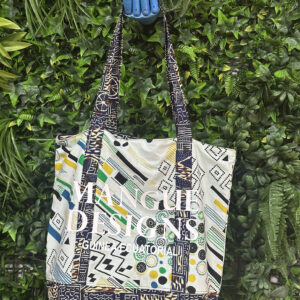 Bolso blanco con azul y detalles.