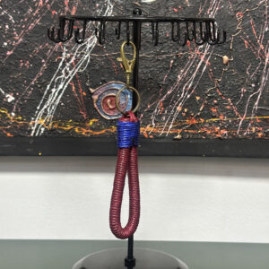 Llavero rojo con azul