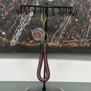 Llavero rojo con marrón