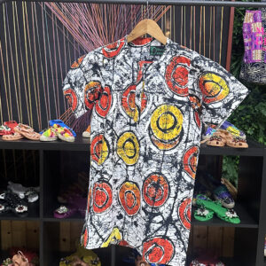 Camisa blanca con circulos