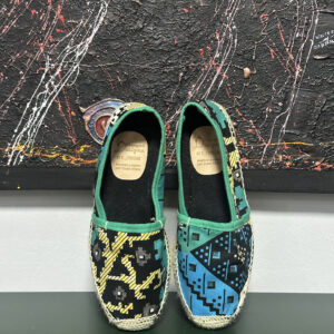 Alpargatas con diseño negro y verde