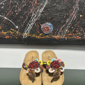 Sandalias con detalles en rojo, amarillo y azul