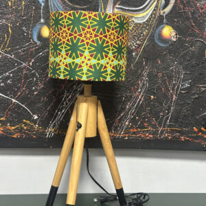 Lámpara de madera con diseño en verde