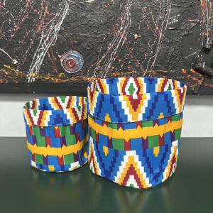 Cestos con diseño azul y amarillo