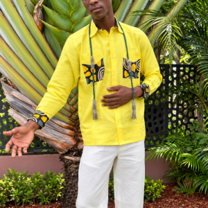 Camisa de hombre de lino amarilla con estampados africanos